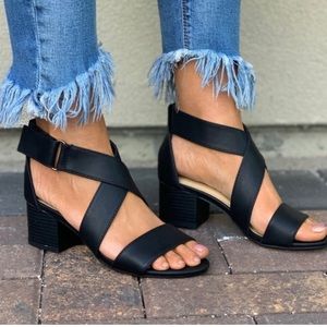 Cross cross Black leather sandals